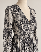 Robe Lani – Grise à imprimé abstrait