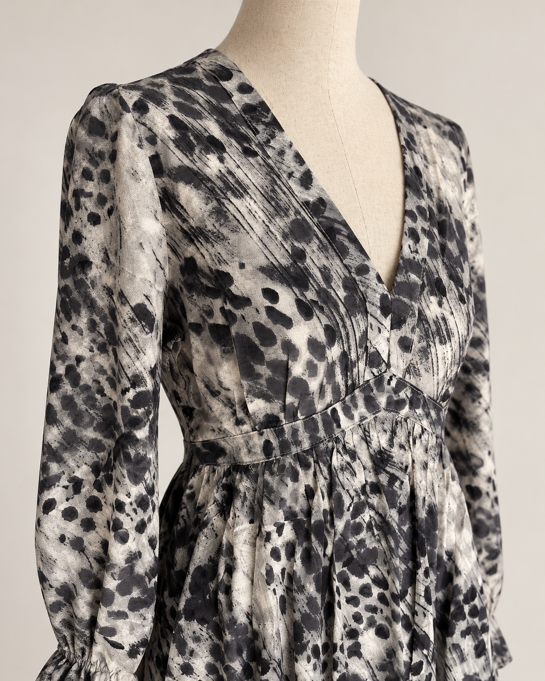 Robe Lani – Grise à imprimé abstrait