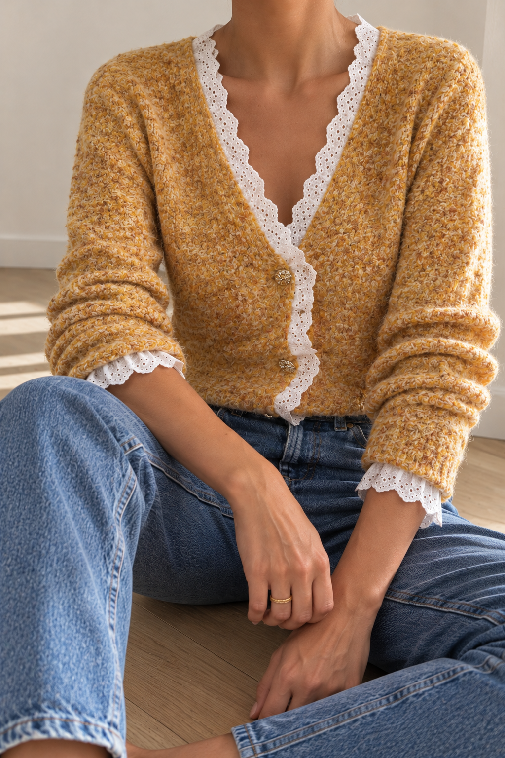 Gilet Neva – Maille bouclée jaune moutarde – photo portée, lumière naturelle