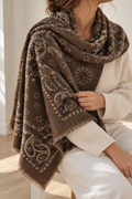Écharpe à motif paisley – 20 % cachemire – photo portée, lumière naturelle