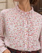 Détail du col volanté et de l’imprimé floral rouge de la chemise Lucia