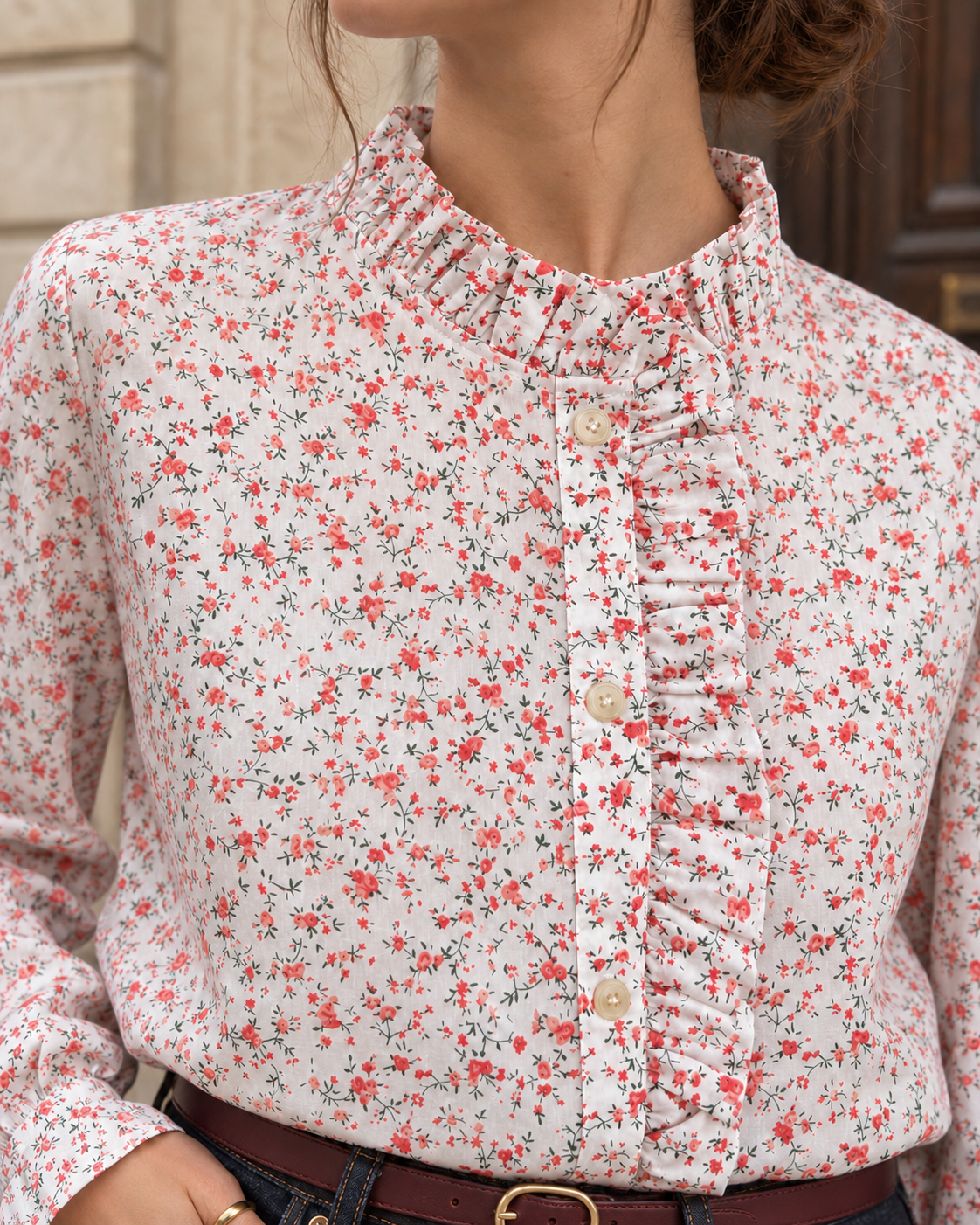 Détail du col volanté et de l’imprimé floral rouge de la chemise Lucia