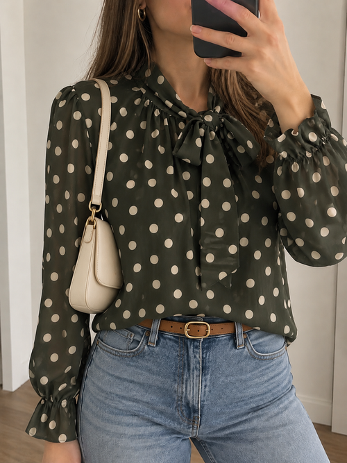 Blouse à pois – col noué kaki — look accessoirisé