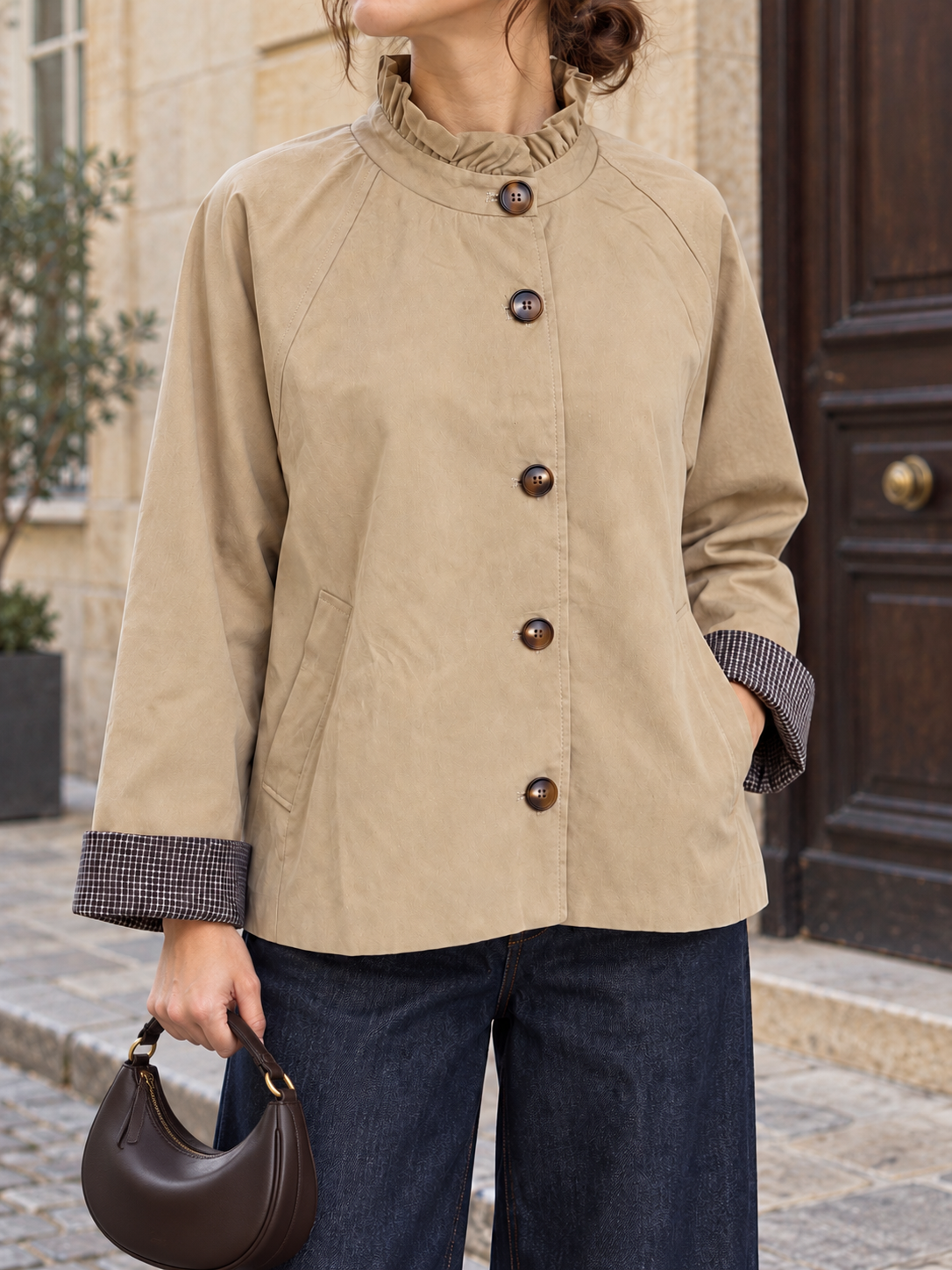 Trench court femme à col volanté — look accessoirisé