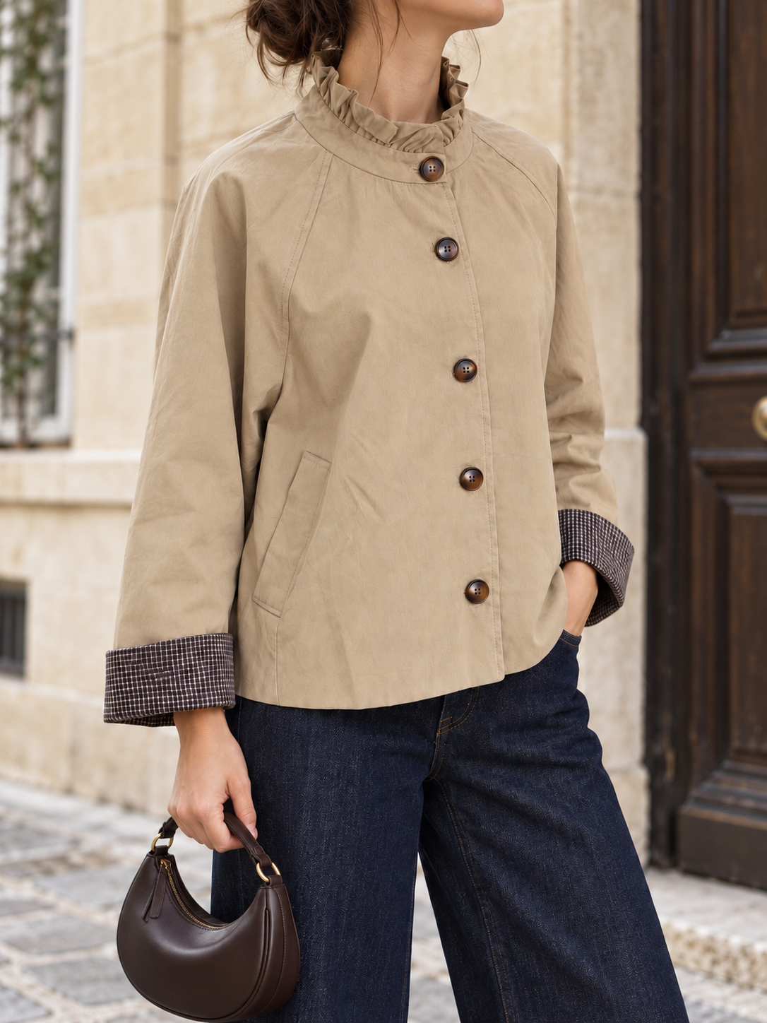 Trench court femme à col volanté — look accessoirisé